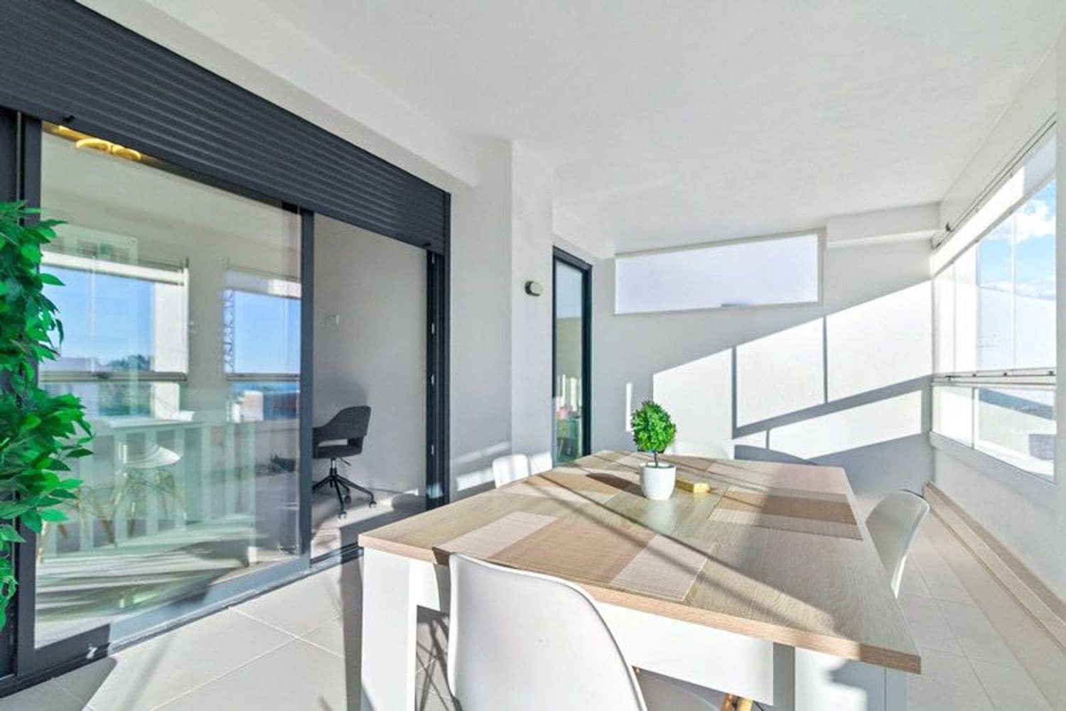 Apartamento de 2 habitaciones en Estepona en venta con piscina garaje - 485.000 € (Ref: 9815596)