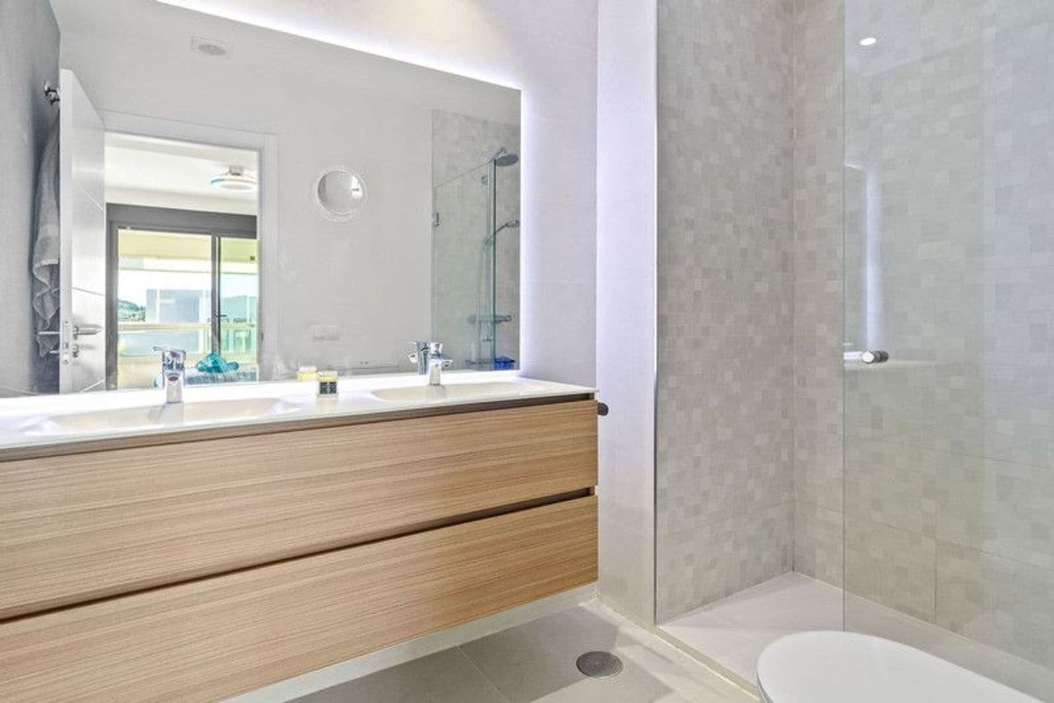 Apartamento de 2 habitaciones en Estepona en venta con piscina garaje - 485.000 € (Ref: 9815596)