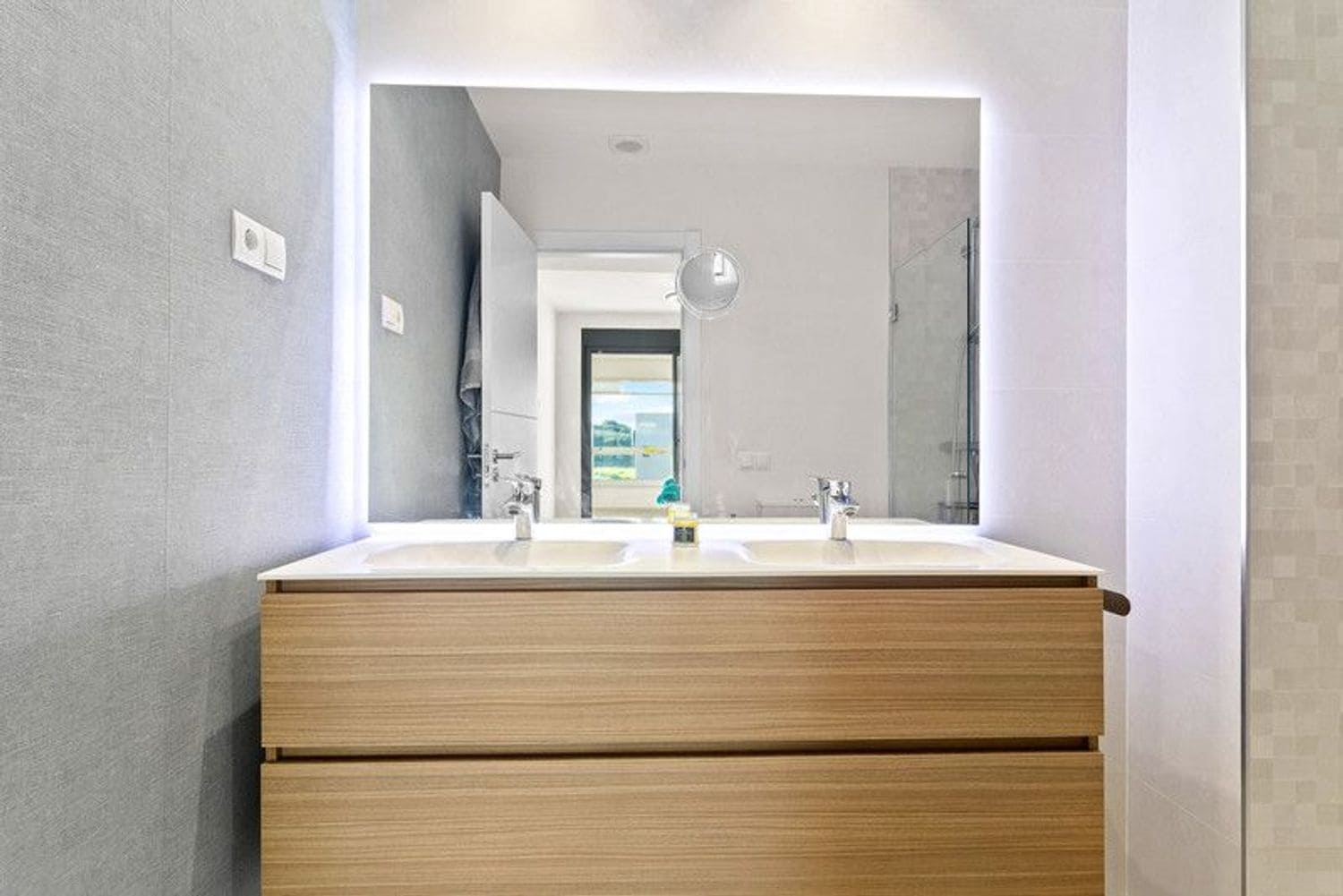 Apartamento de 2 habitaciones en Estepona en venta con piscina garaje - 485.000 € (Ref: 9815596)