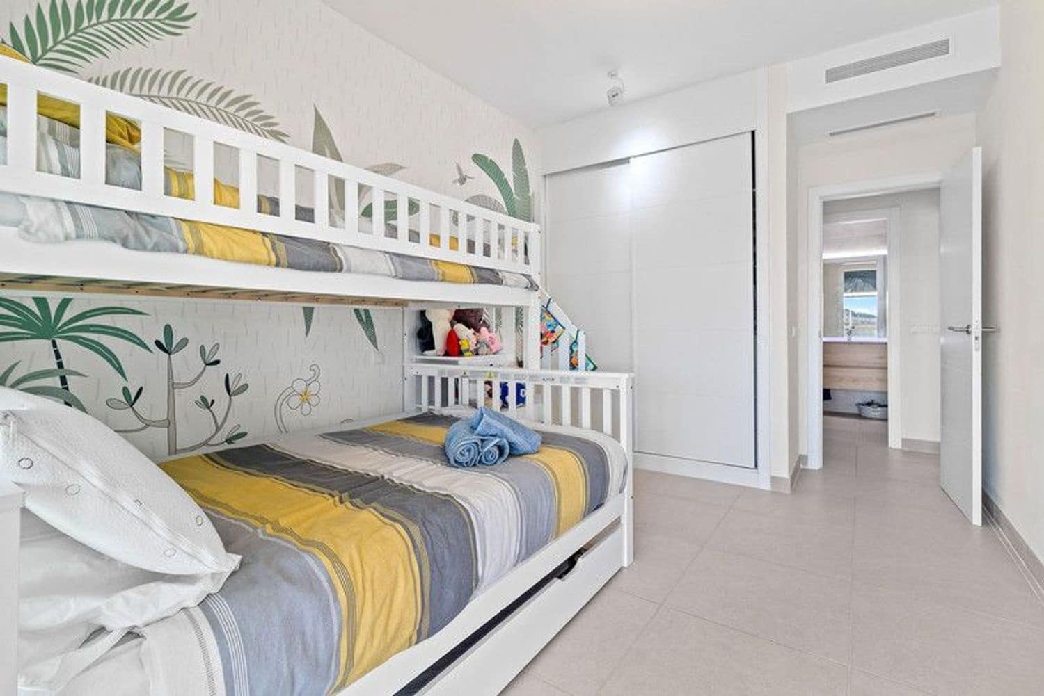 Apartamento de 2 habitaciones en Estepona en venta con piscina garaje - 485.000 € (Ref: 9815596)