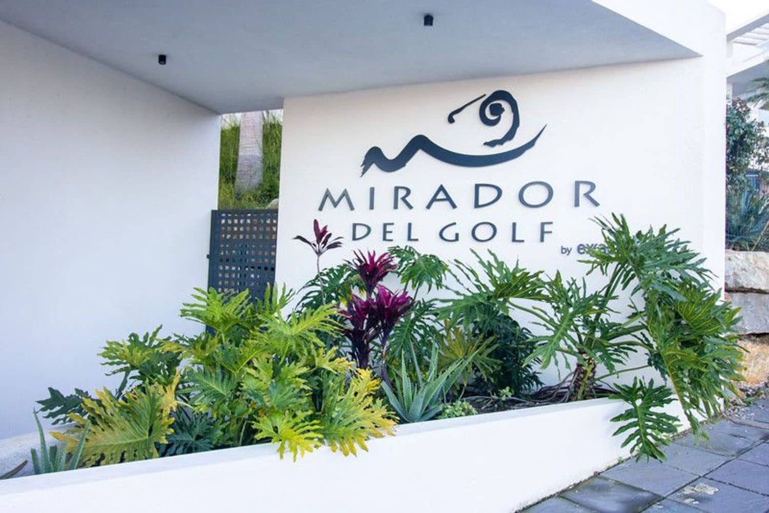 Apartamento de 2 habitaciones en Estepona en venta con piscina garaje - 485.000 € (Ref: 9815596)