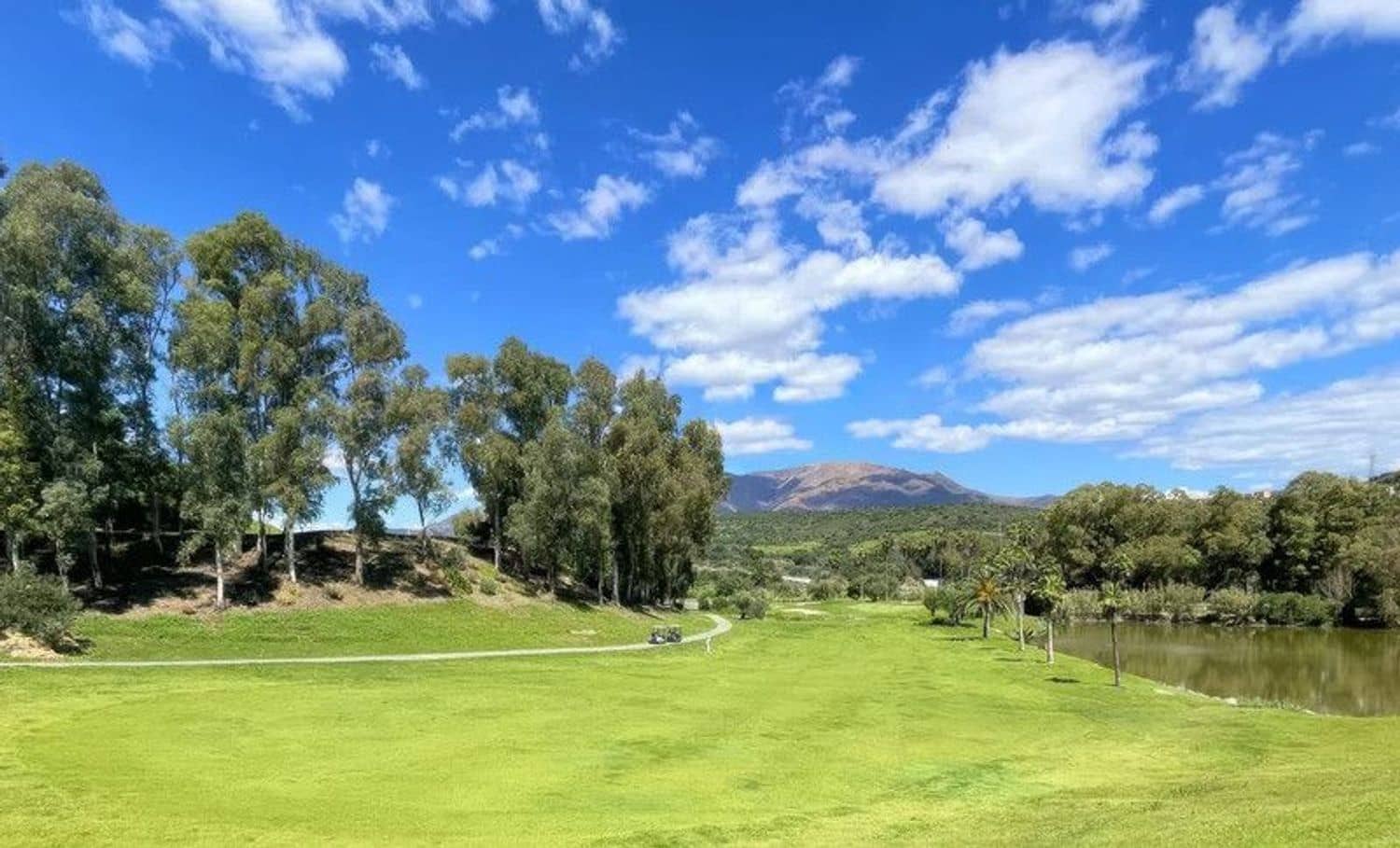 Apartamento de 2 habitaciones en Estepona en venta con piscina garaje - 485.000 € (Ref: 9815596)
