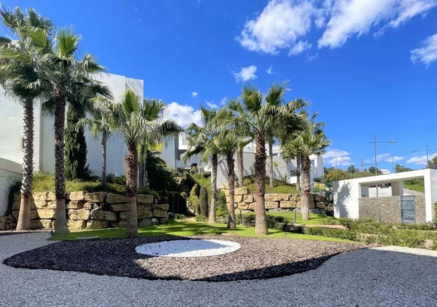 Apartamento de 2 habitaciones en Estepona en venta con piscina garaje - 485.000 € (Ref: 9815596)