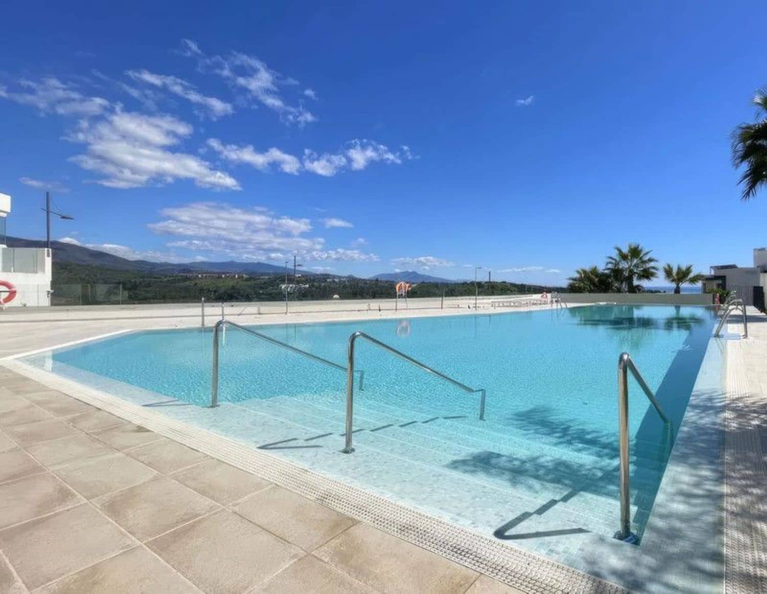 Apartamento de 2 habitaciones en Estepona en venta con piscina garaje - 485.000 € (Ref: 9815596)