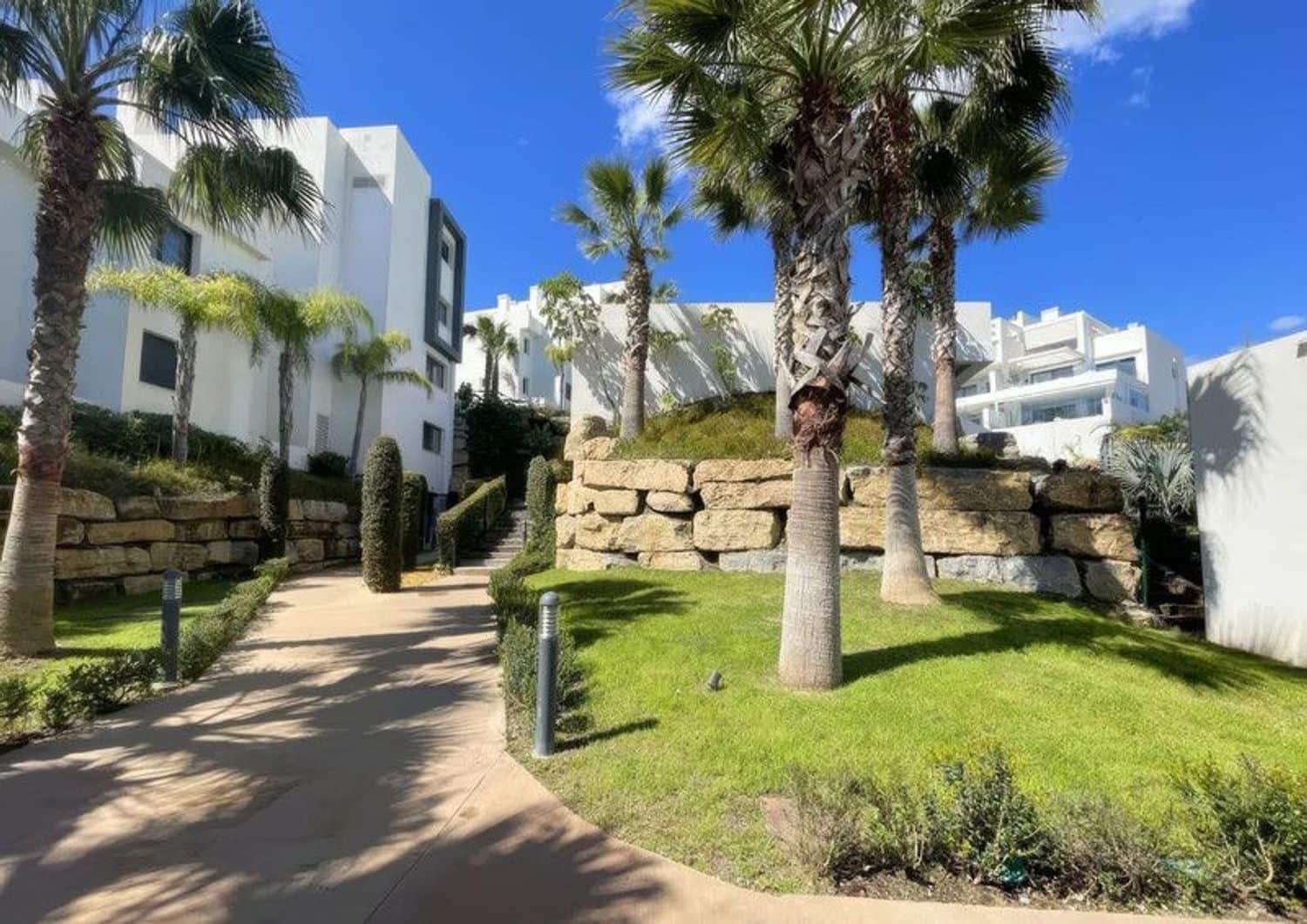 Apartamento de 2 habitaciones en Estepona en venta con piscina garaje - 485.000 € (Ref: 9815596)