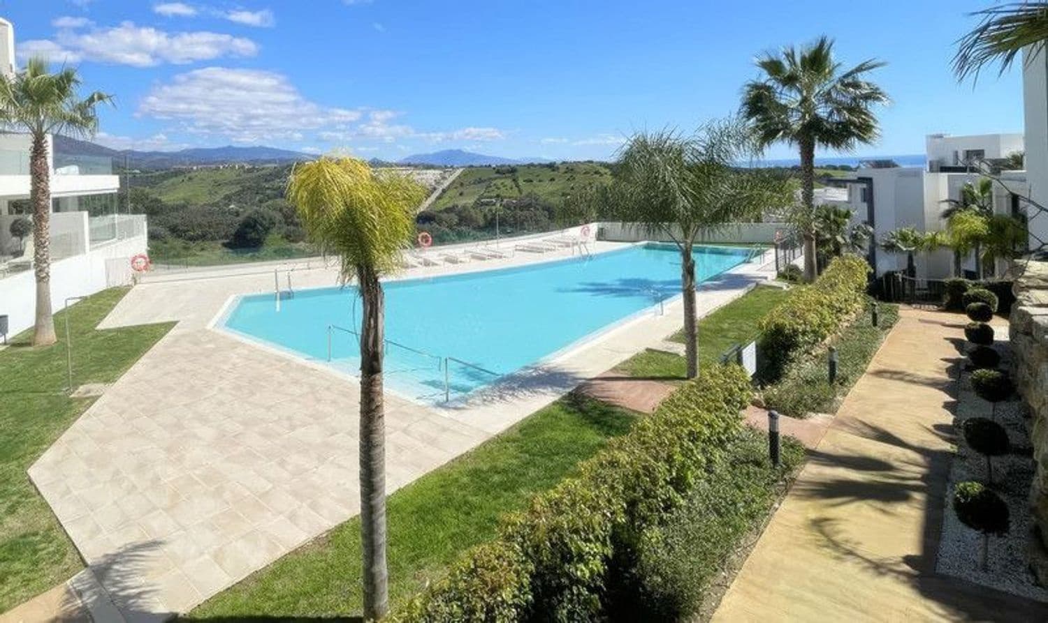 Apartamento de 2 habitaciones en Estepona en venta con piscina garaje - 485.000 € (Ref: 9815596)