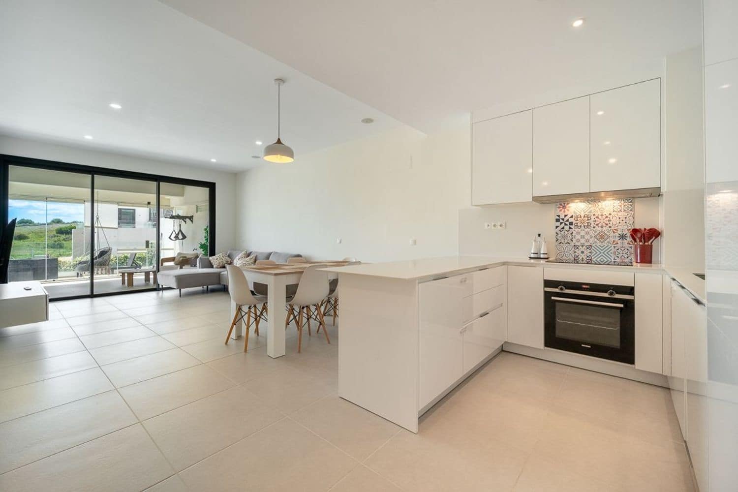 Apartamento de 2 habitaciones en Estepona en venta con piscina garaje - 485.000 € (Ref: 9815596)