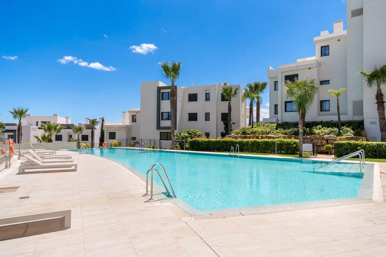 Apartamento de 2 habitaciones en Estepona en venta con piscina garaje - 485.000 € (Ref: 9815596)