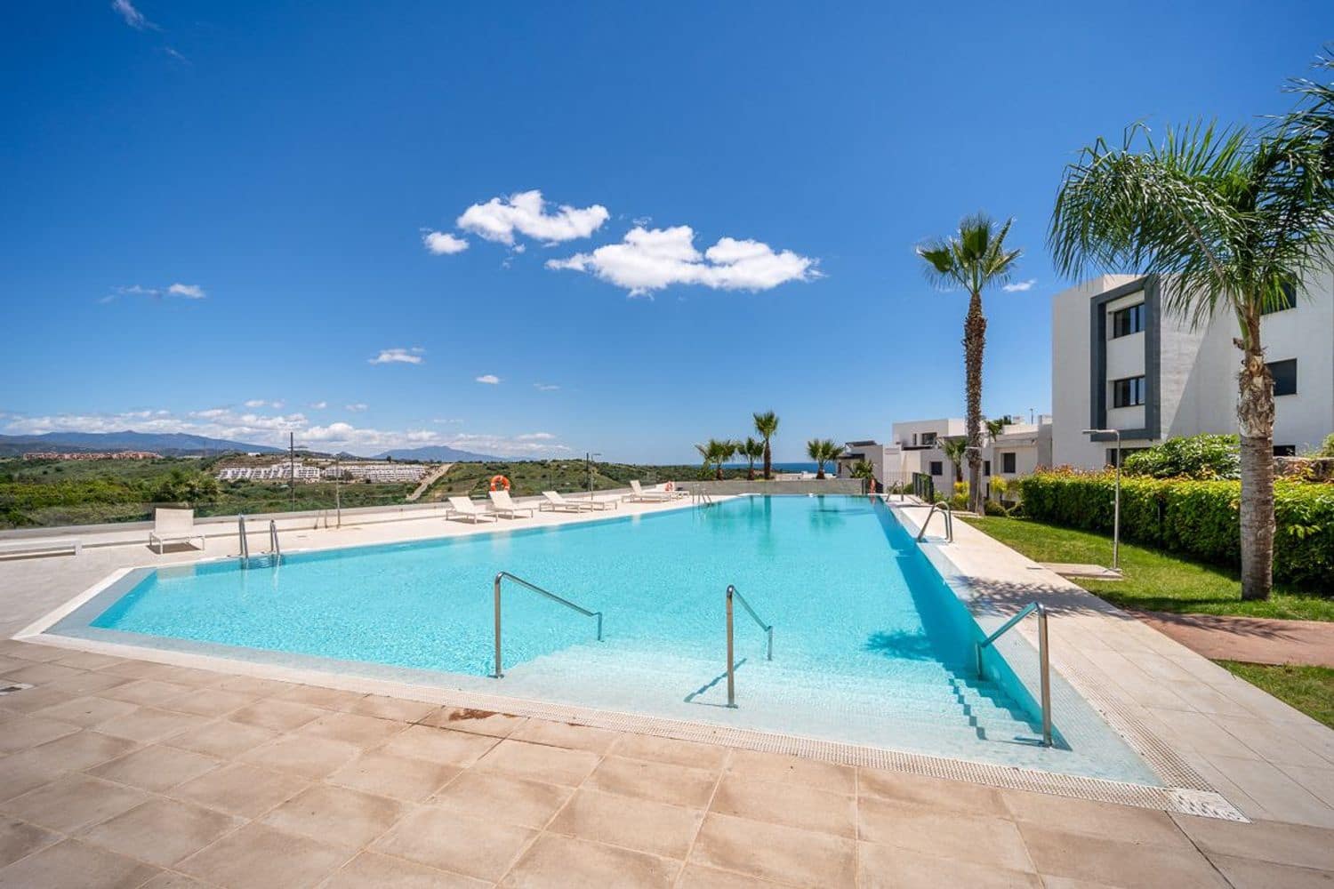 Apartamento de 2 habitaciones en Estepona en venta con piscina garaje - 485.000 € (Ref: 9815596)