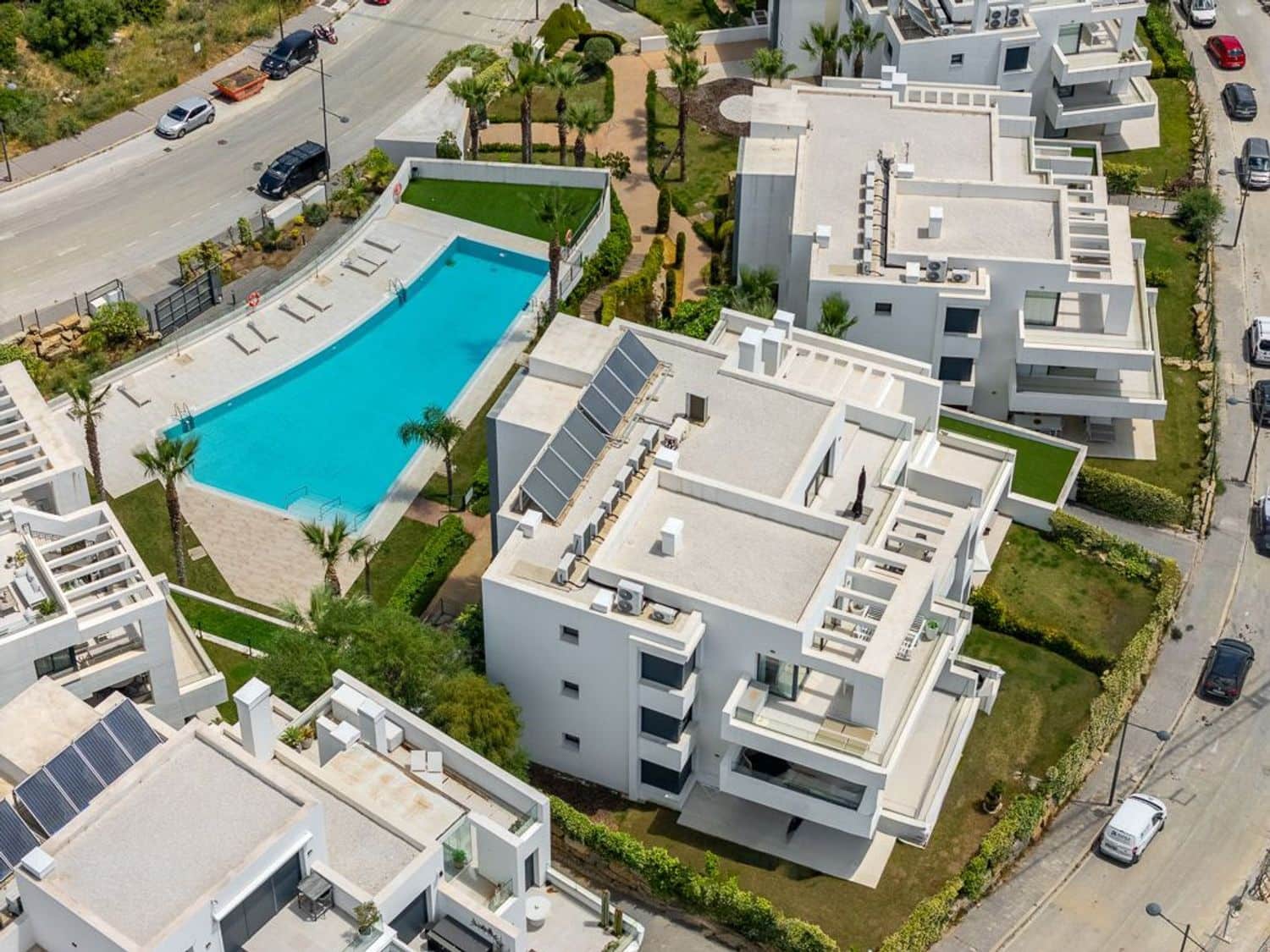 Apartamento de 2 habitaciones en Estepona en venta con piscina garaje - 485.000 € (Ref: 9815596)