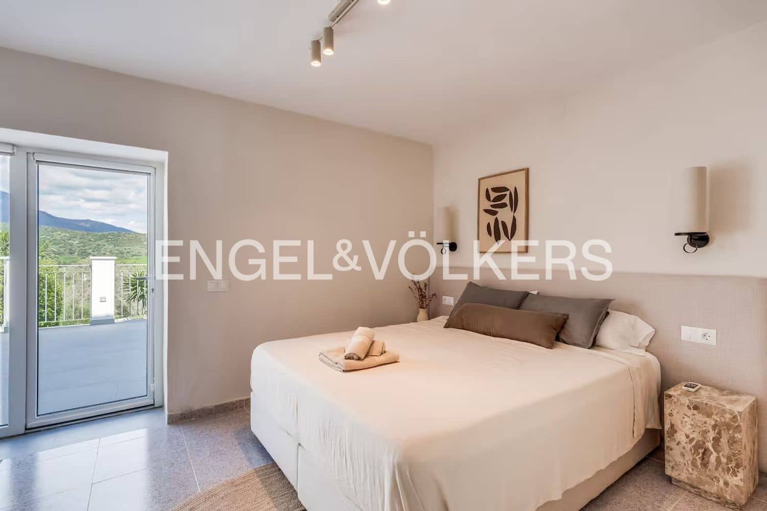 Chalet de 4 habitaciones en Estepona en venta con piscina garaje - 1.150.000 € (Ref: 9815597)