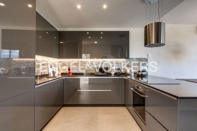 Chalet de 4 habitaciones en Estepona Golf, Estepona en venta con piscina garaje - 1.150.000 € (Ref: 9815597)