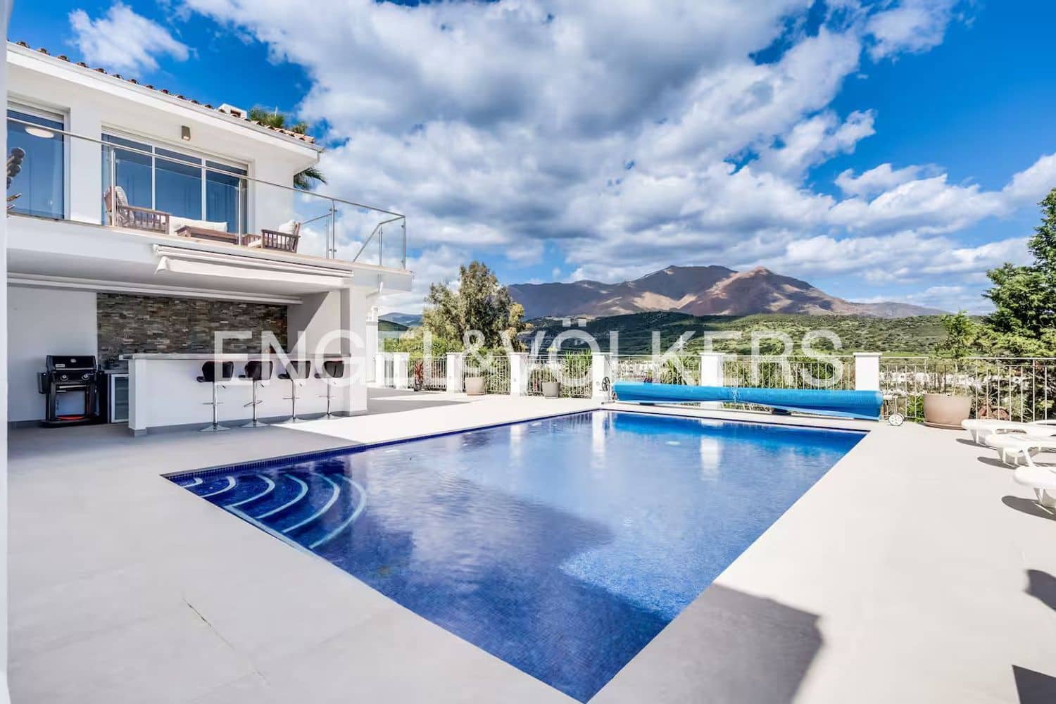 Chalet de 4 habitaciones en Estepona en venta con piscina garaje - 1.150.000 € (Ref: 9815597)
