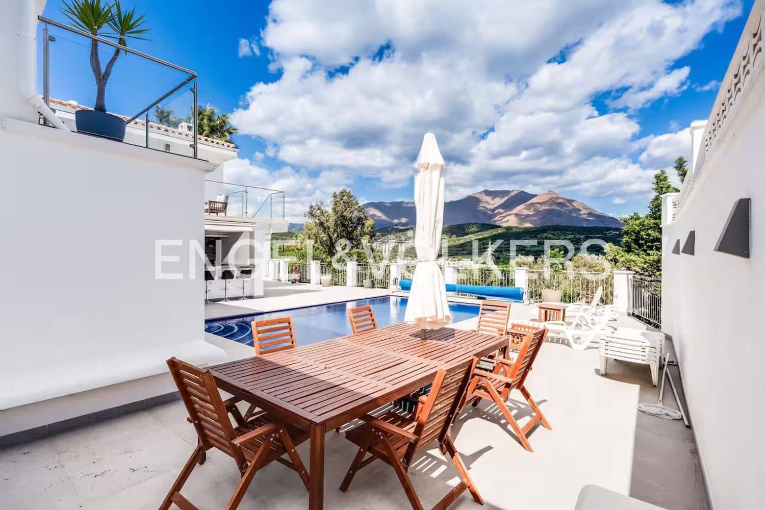Chalet de 4 habitaciones en Estepona en venta con piscina garaje - 1.150.000 € (Ref: 9815597)