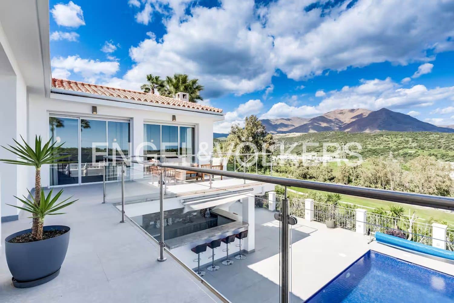 Chalet de 4 habitaciones en Estepona en venta con piscina garaje - 1.150.000 € (Ref: 9815597)