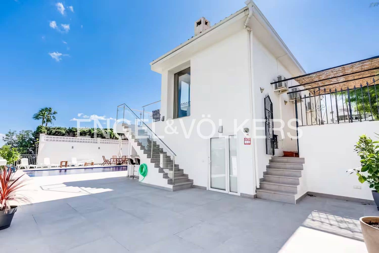 Chalet de 4 habitaciones en Estepona en venta con piscina garaje - 1.150.000 € (Ref: 9815597)