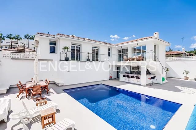 Chalet de 4 habitaciones en Estepona Golf, Estepona en venta con piscina garaje - 1.150.000 € (Ref: 9815597)