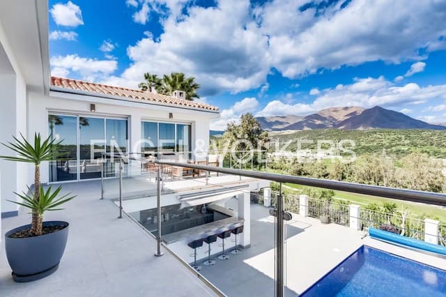 Chalet de 4 habitaciones en Estepona Golf, Estepona en venta con piscina garaje - 1.150.000 € (Ref: 9815597)