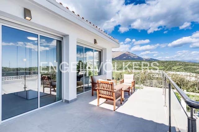 Chalet de 4 habitaciones en Estepona Golf, Estepona en venta con piscina garaje - 1.150.000 € (Ref: 9815597)
