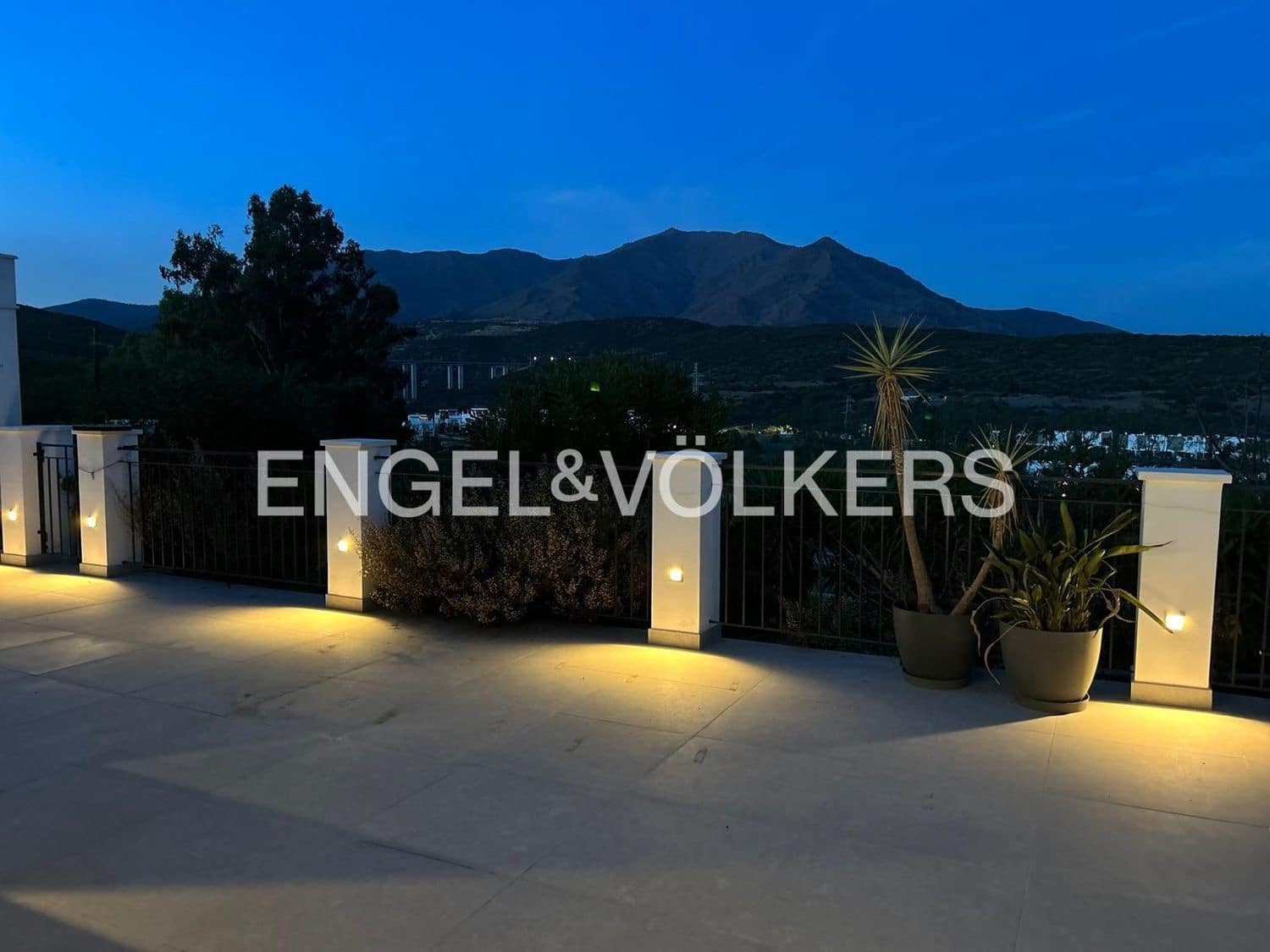 Chalet de 4 habitaciones en Estepona en venta con piscina garaje - 1.150.000 € (Ref: 9815597)