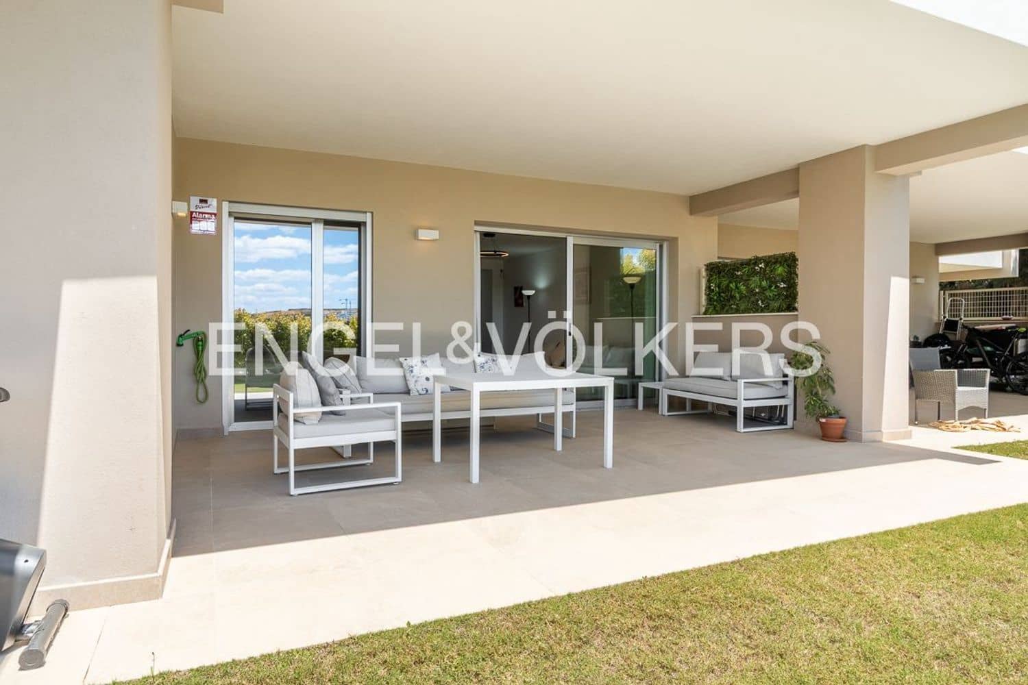 2 bedroom Apartment for sale in Estepona with pool garage - € 355,000 (Ref: 9824529)