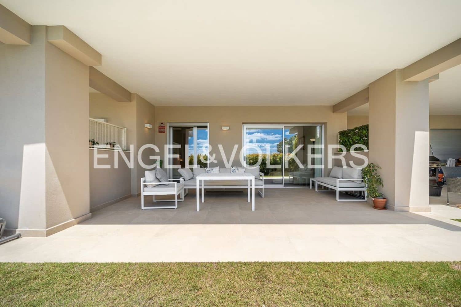 2 bedroom Apartment for sale in Estepona with pool garage - € 355,000 (Ref: 9824529)