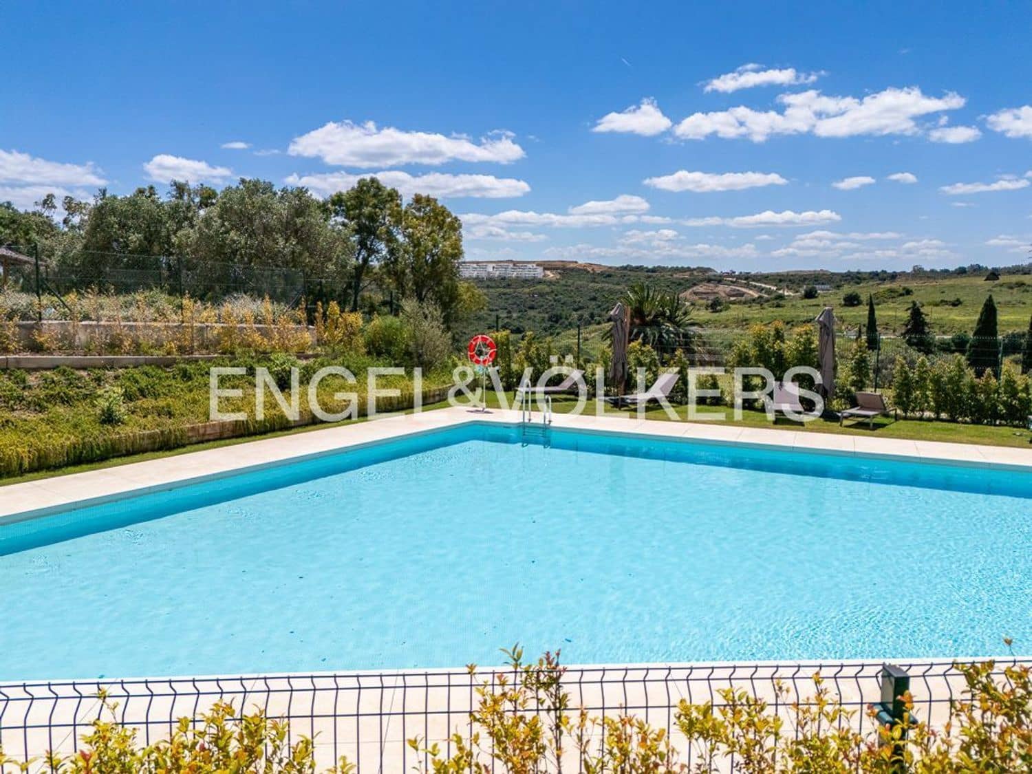 2 bedroom Apartment for sale in Estepona with pool garage - € 355,000 (Ref: 9824529)
