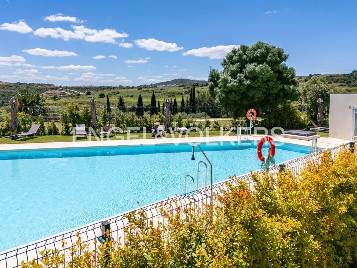 2 bedroom Apartment for sale in Estepona with pool garage - € 355,000 (Ref: 9824529)