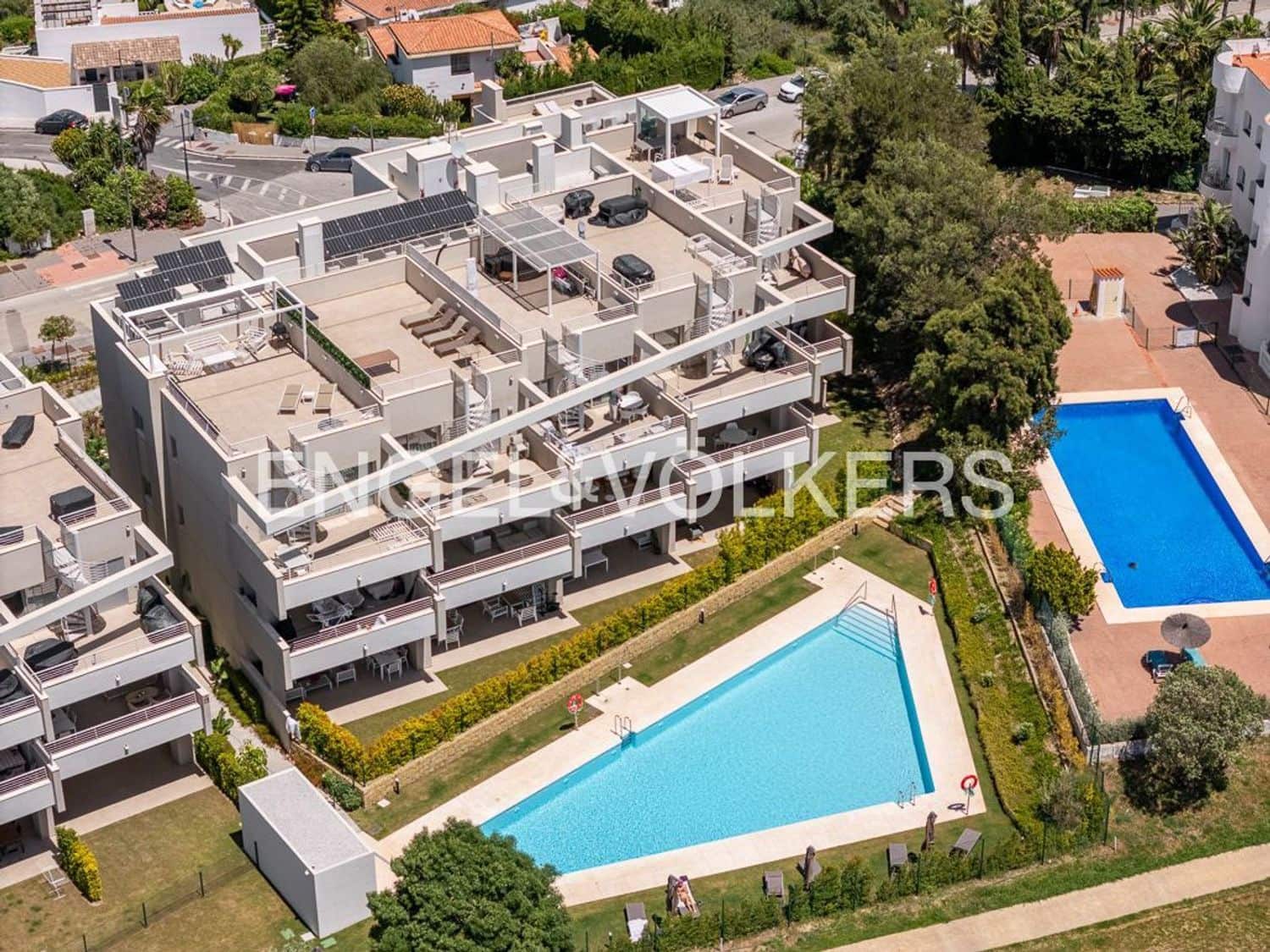 2 bedroom Apartment for sale in Estepona with pool garage - € 355,000 (Ref: 9824529)