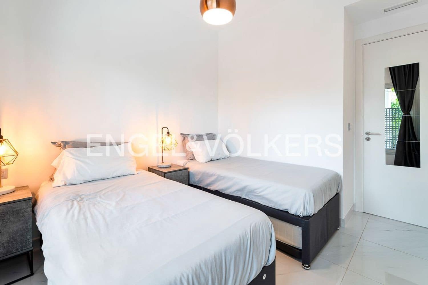 Apartamento de 4 habitaciones en New Golden Mile en venta con piscina garaje - 695.000 € (Ref: 9824531)
