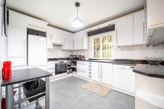 Casa de 3 habitaciones en Bel-Air, Estepona en venta con piscina garaje - 595.000 € (Ref: 9824533)