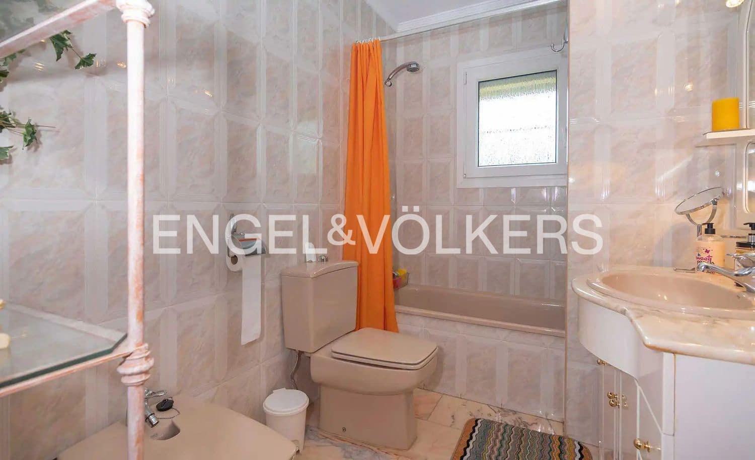 4 bedroom Villa for sale in Estepona with pool garage - € 765,000 (Ref: 9824534)