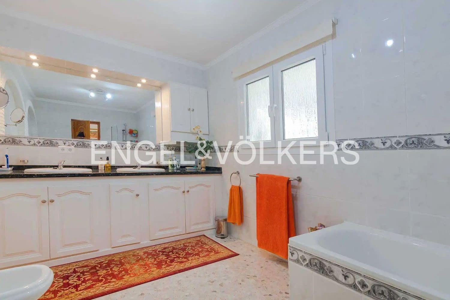 4 bedroom Villa for sale in Estepona with pool garage - € 765,000 (Ref: 9824534)