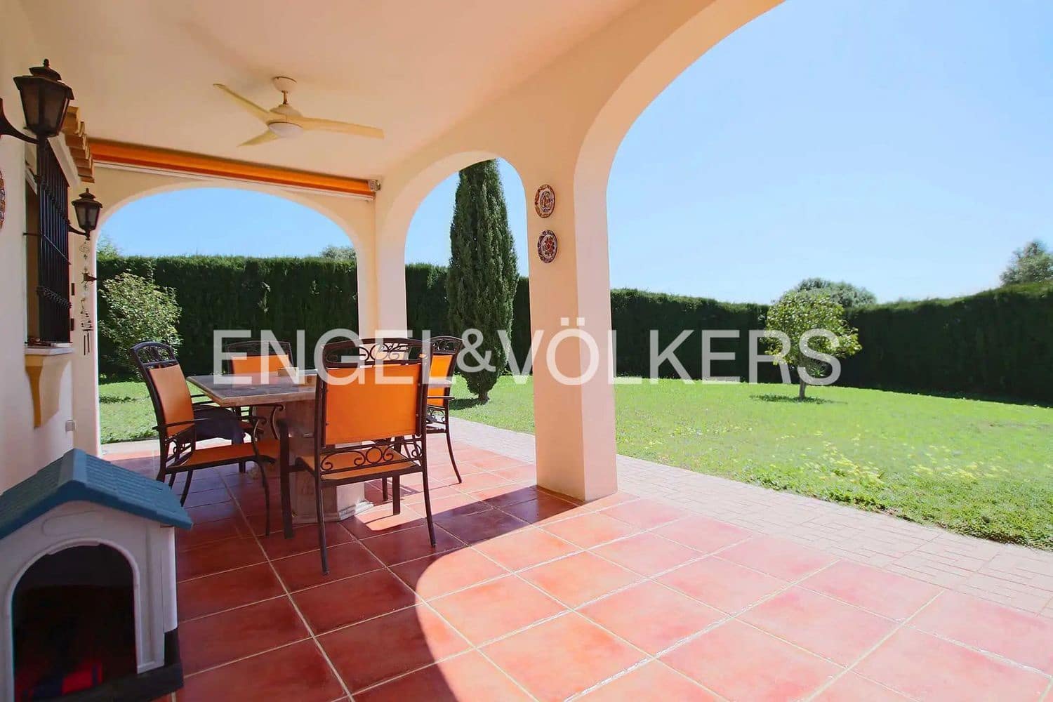 4 bedroom Villa for sale in Estepona with pool garage - € 765,000 (Ref: 9824534)