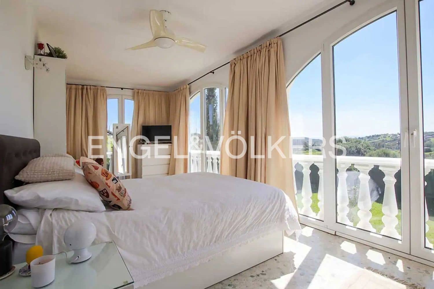 4 bedroom Villa for sale in Estepona with pool garage - € 765,000 (Ref: 9824534)