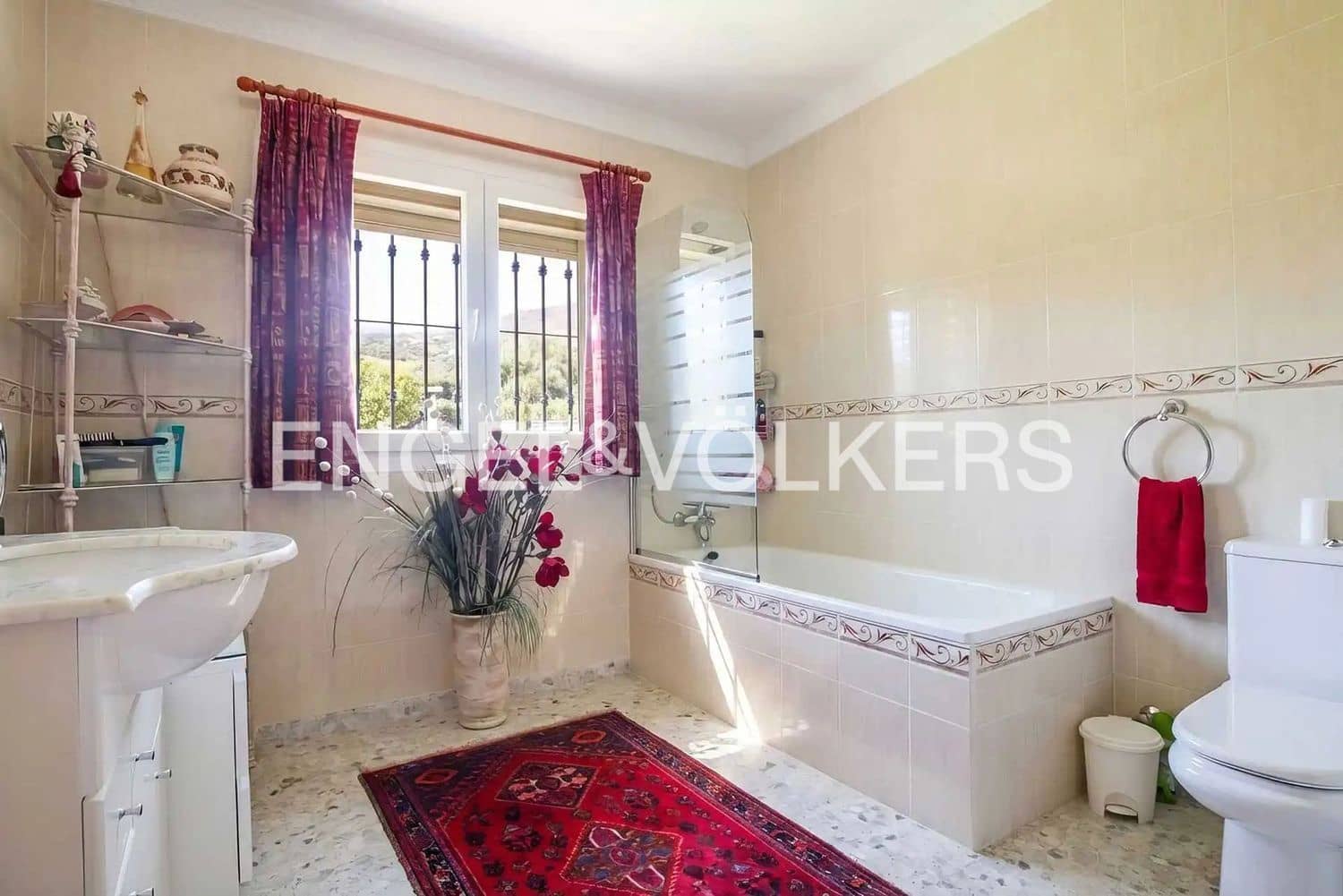 4 bedroom Villa for sale in Estepona with pool garage - € 765,000 (Ref: 9824534)