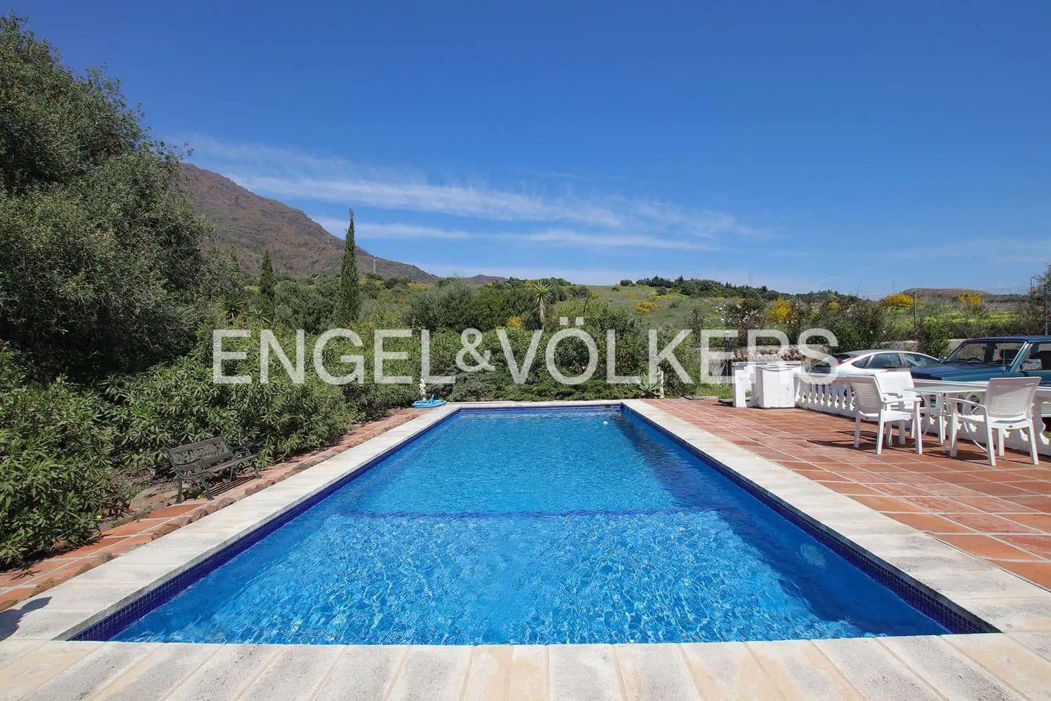 4 bedroom Villa for sale in Estepona with pool garage - € 765,000 (Ref: 9824534)