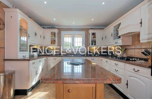 4 chambre Villa/Maison à vendre à Altos de Estepona, Estepona avec piscine garage - 765 000 € (Ref: 9824534)