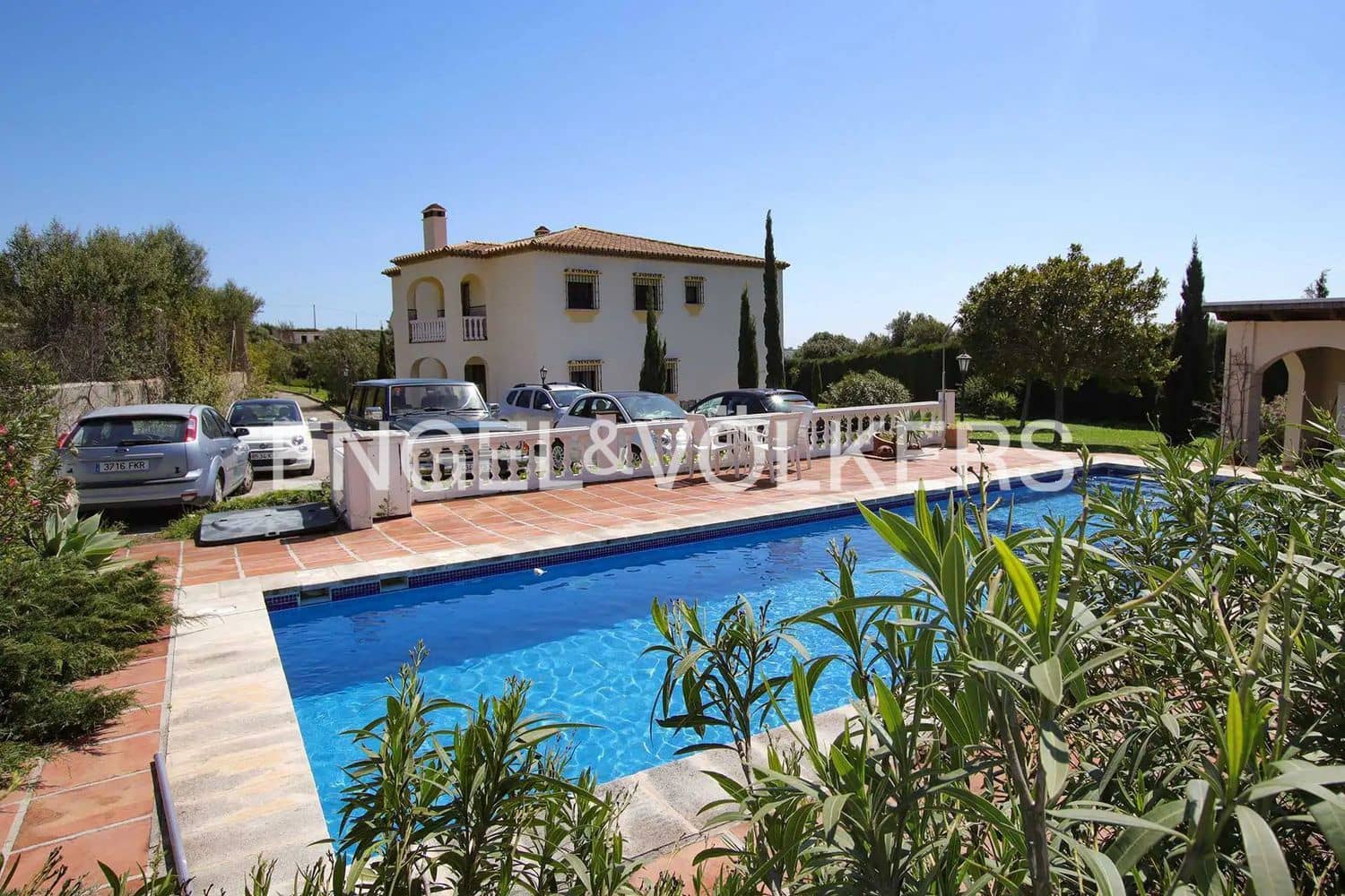 4 bedroom Villa for sale in Estepona with pool garage - € 765,000 (Ref: 9824534)