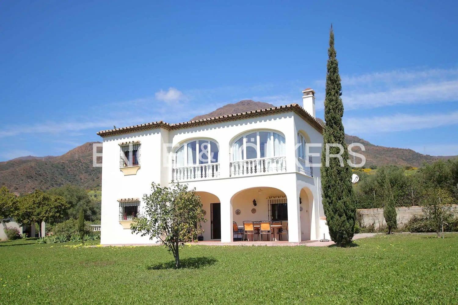 4 bedroom Villa for sale in Estepona with pool garage - € 765,000 (Ref: 9824534)