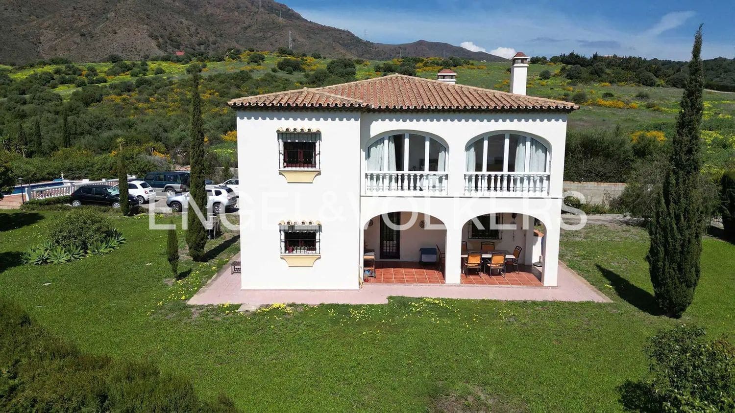 4 bedroom Villa for sale in Estepona with pool garage - € 765,000 (Ref: 9824534)