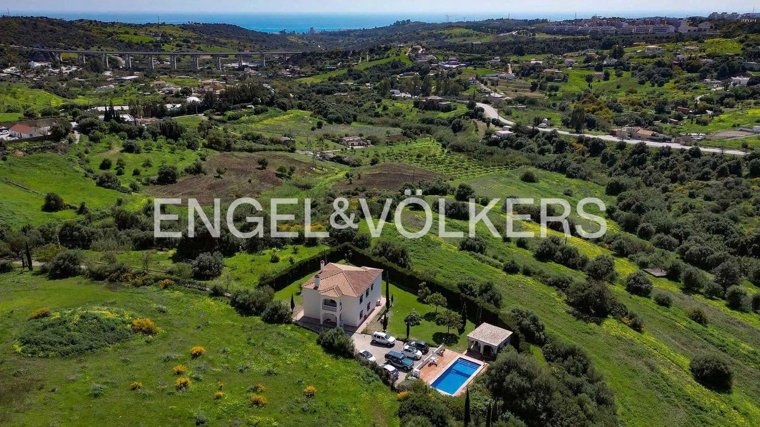 4 bedroom Villa for sale in Estepona with pool garage - € 765,000 (Ref: 9824534)