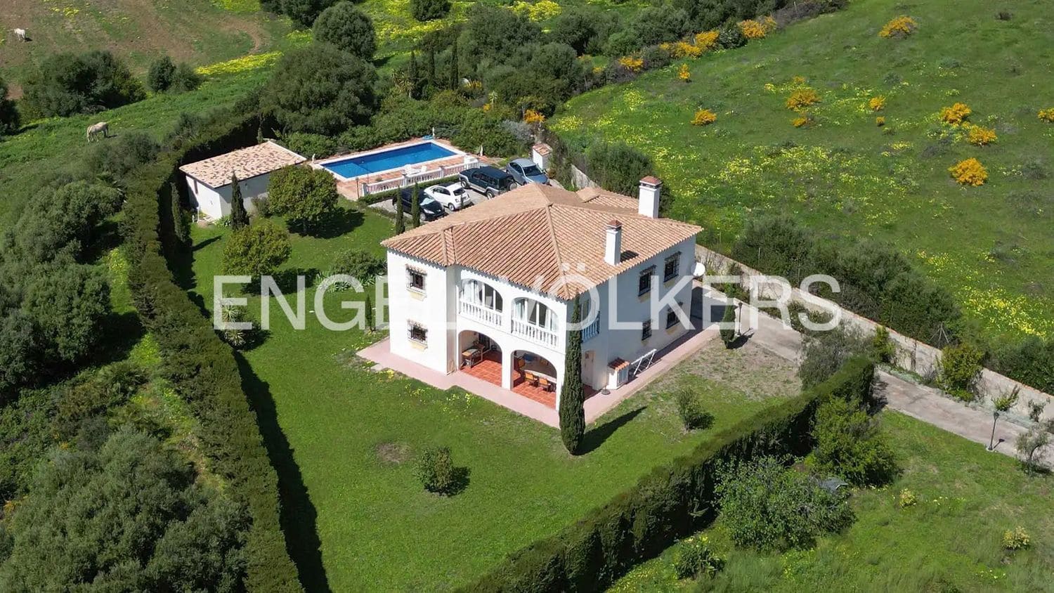 4 bedroom Villa for sale in Estepona with pool garage - € 765,000 (Ref: 9824534)