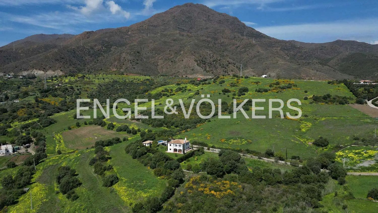 4 bedroom Villa for sale in Estepona with pool garage - € 765,000 (Ref: 9824534)