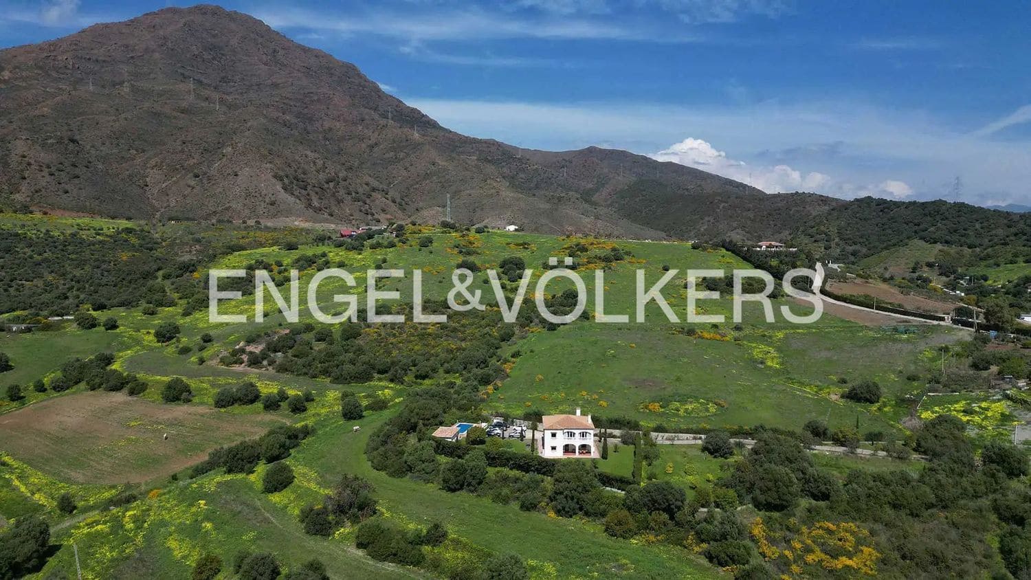 4 bedroom Villa for sale in Estepona with pool garage - € 765,000 (Ref: 9824534)