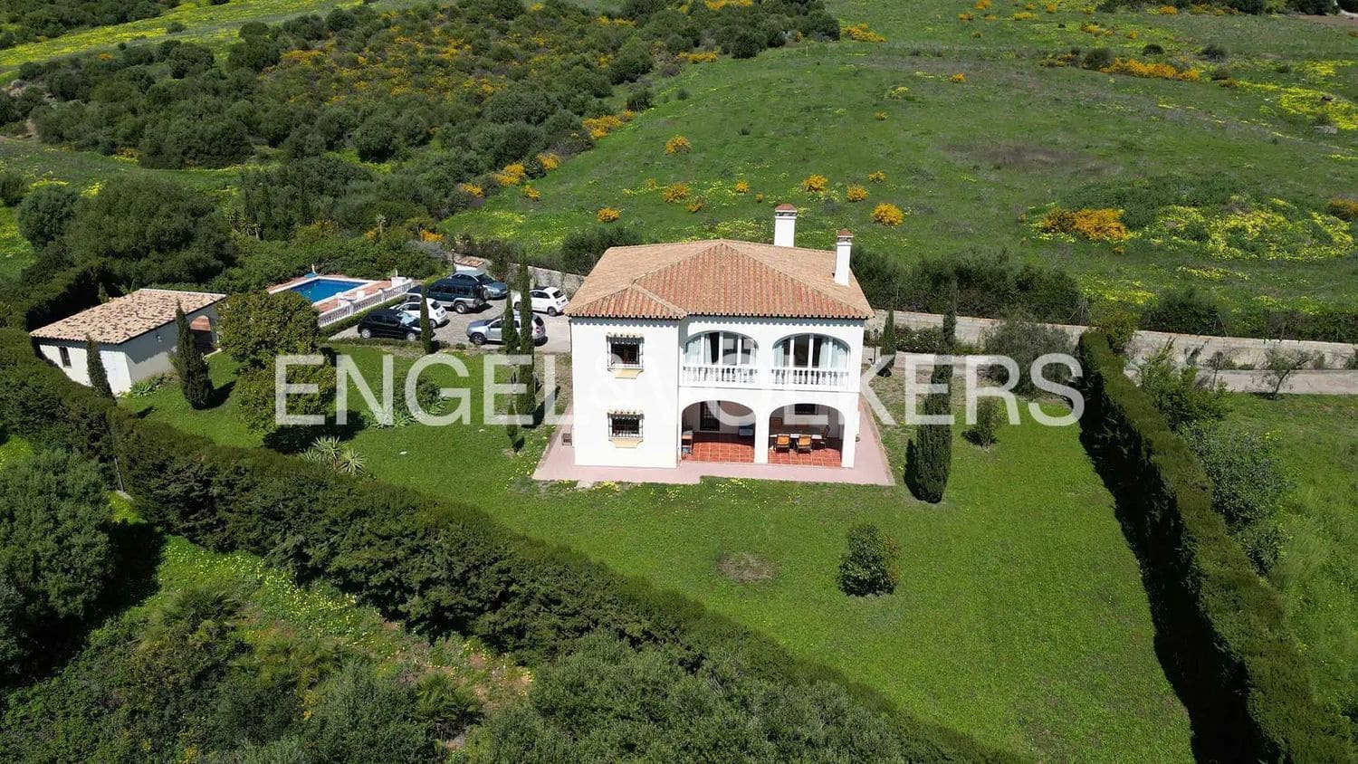 4 bedroom Villa for sale in Estepona with pool garage - € 765,000 (Ref: 9824534)
