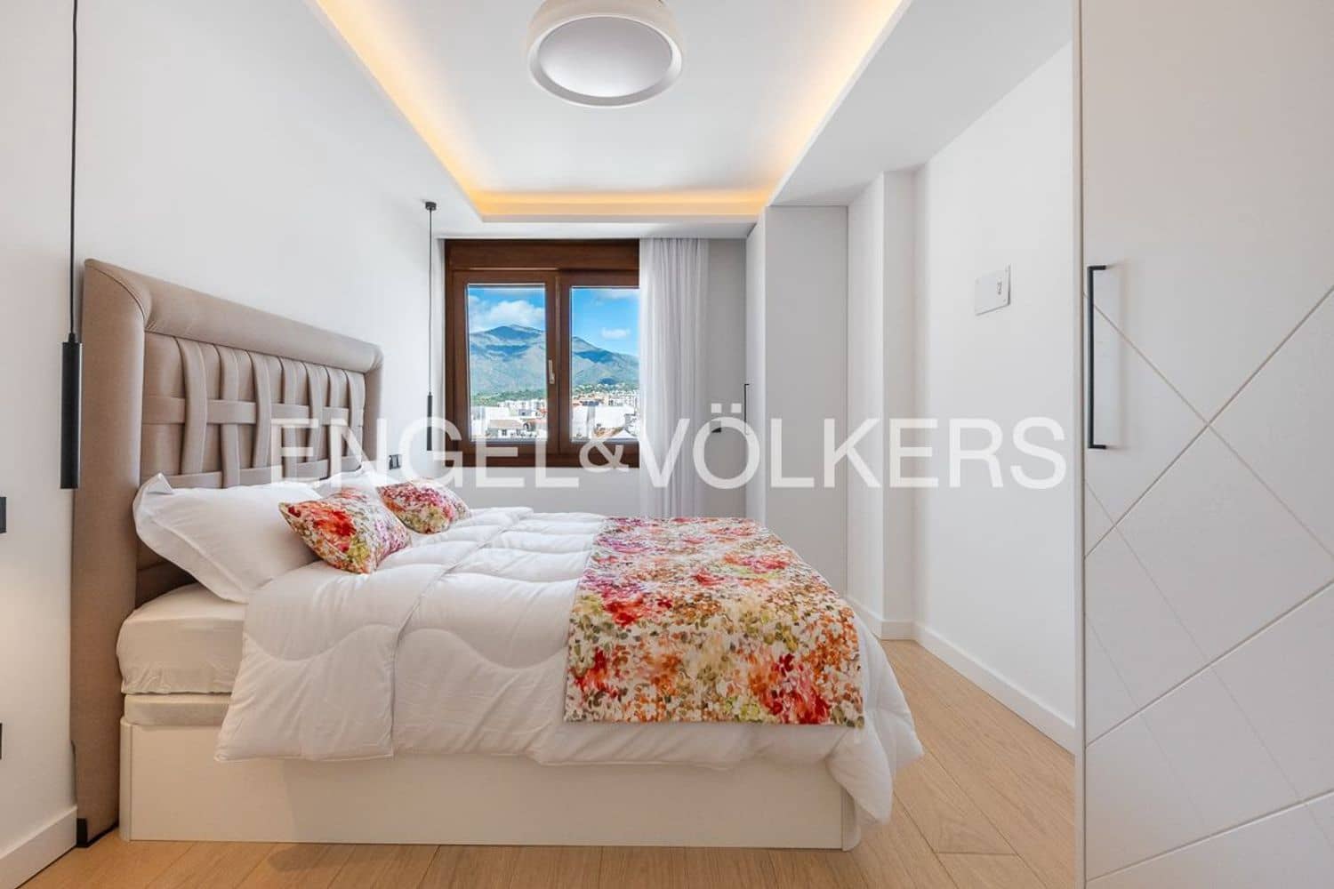 3 soveværelse Lejlighed til salg i Estepona med garage - € 1.999.995 (Ref: 9864080)
