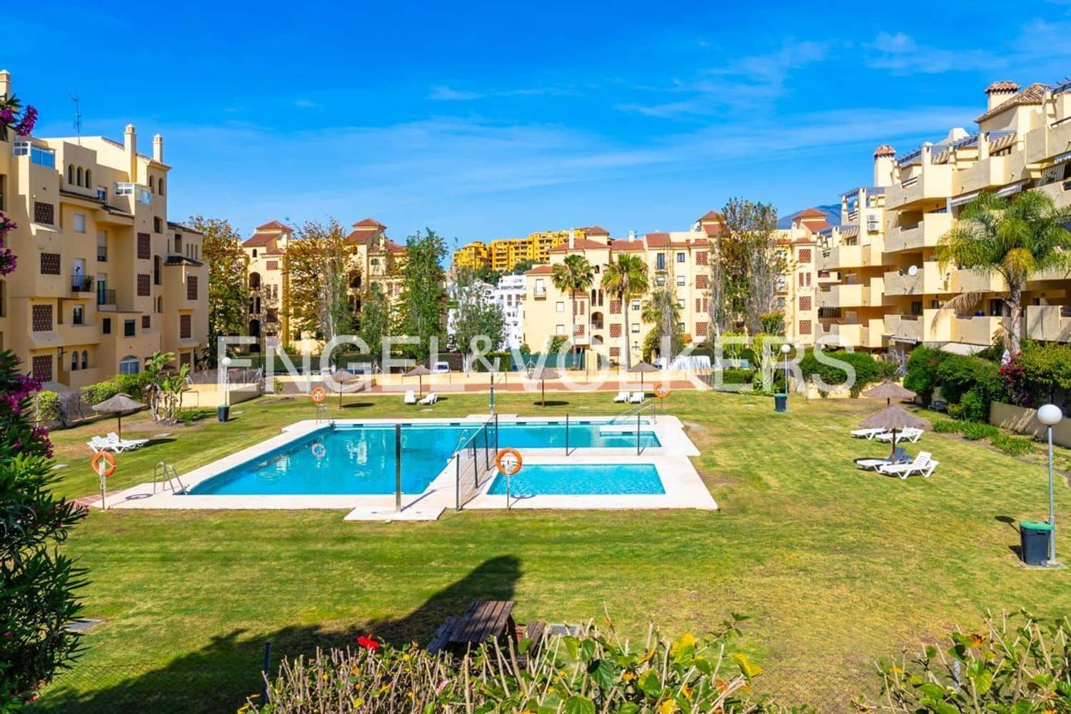 3 chambre Appartement à vendre à Estepona avec piscine garage - 535 000 € (Ref: 9872969)