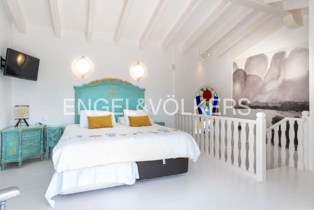 Chalet de 4 habitaciones en Altos de Estepona, Estepona en venta con piscina garaje - 1.295.000 € (Ref: 9872972)