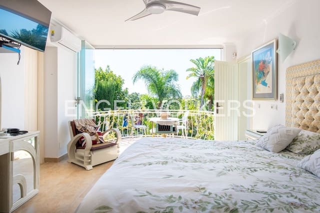 Chalet de 4 habitaciones en Altos de Estepona, Estepona en venta con piscina garaje - 1.295.000 € (Ref: 9872972)